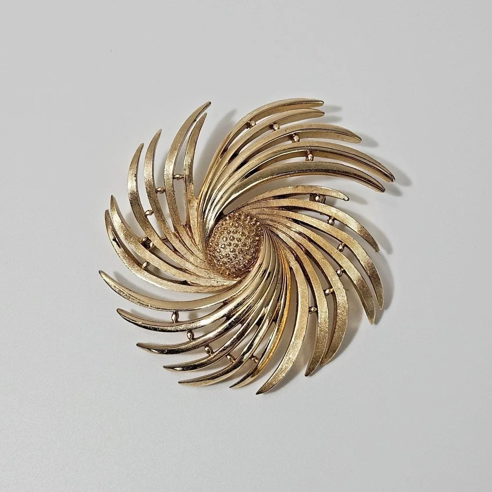 Crown Trifari Brooch Goldtone Swirl Modernist Floral Brooch 2.5